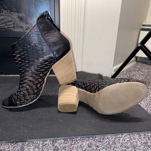 Womens US 6 Bueno black zip up heels